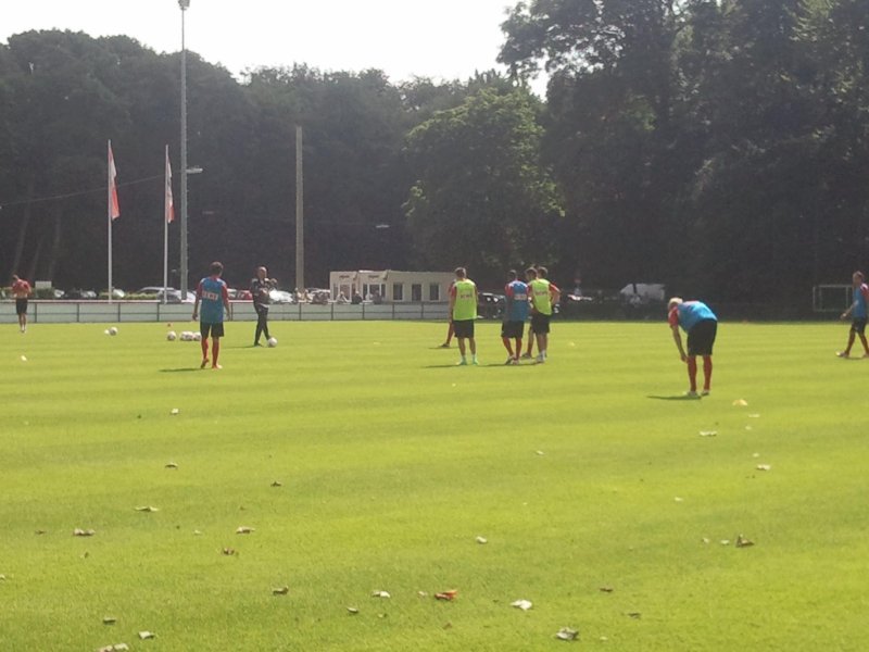 Effzeh-Trainer Stanislawski griff immer wieder erklärend und korrigierend in das Trainingsgeschehen ein